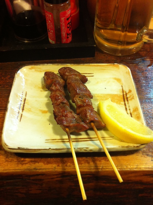 Chicken gizzard yakitori ...  wedge of lemon on the side... getting interesting...